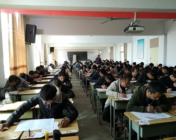 叉車(chē)學(xué)員考試現(xiàn)場(chǎng)