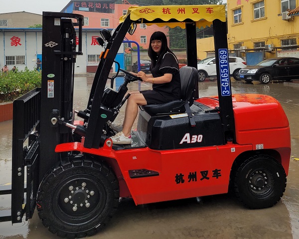 叉車(chē)培訓(xùn)第十五期學(xué)員實(shí)操現(xiàn)場(chǎng)