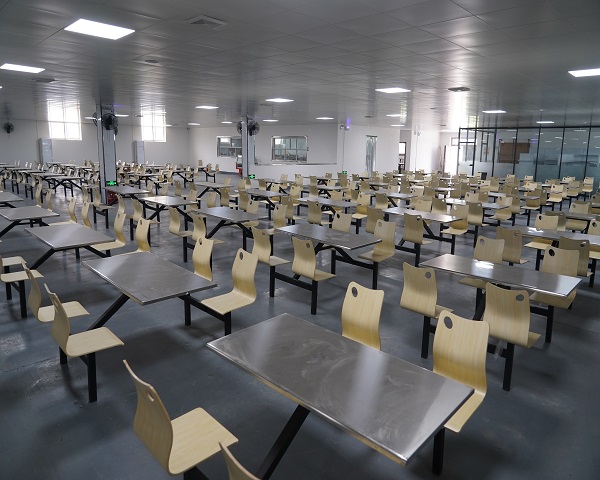 寬敞干凈的學(xué)校餐廳